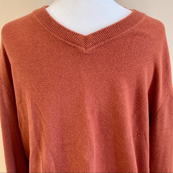 Eddie Bauer Men's Cashmere V-neck Sweater - Picture 2 of 11